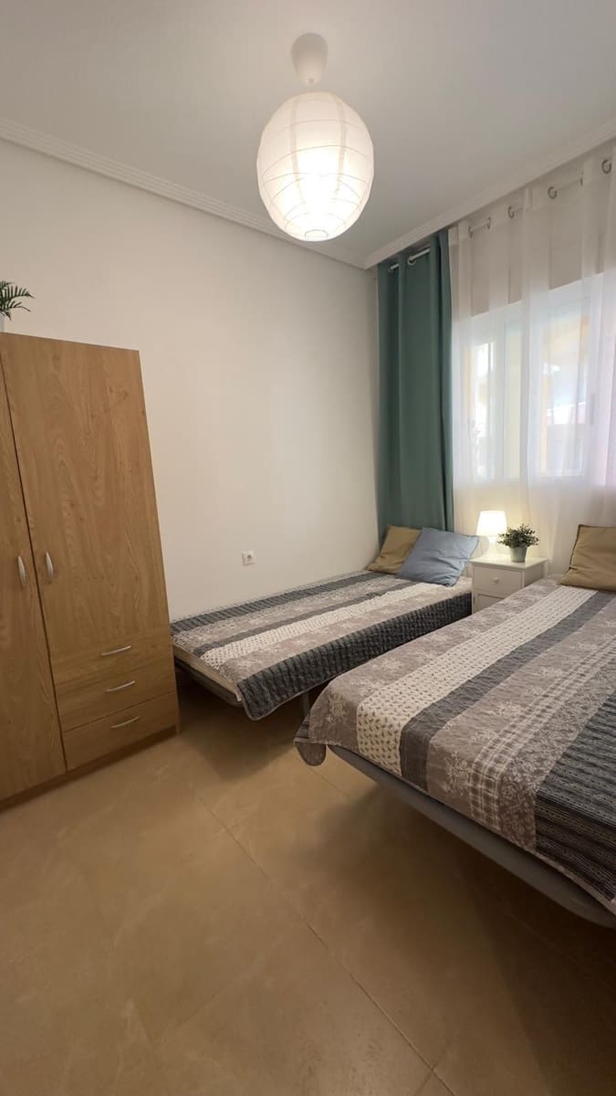 2 bedroom Apartment for rent in Torrevieja with pool - € 900 (Ref: 9450677)