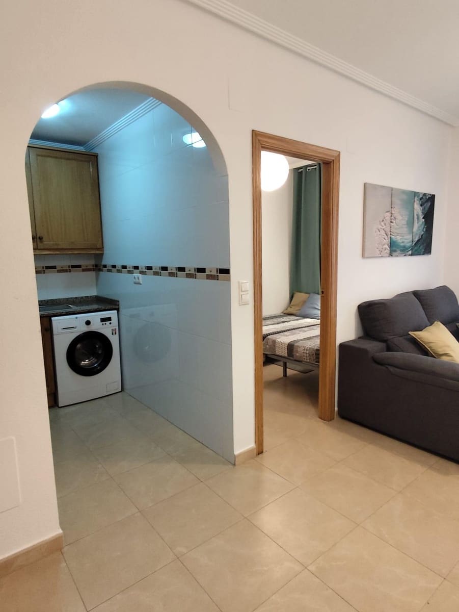 2 bedroom Apartment for rent in Torrevieja with pool - € 900 (Ref: 9450677)