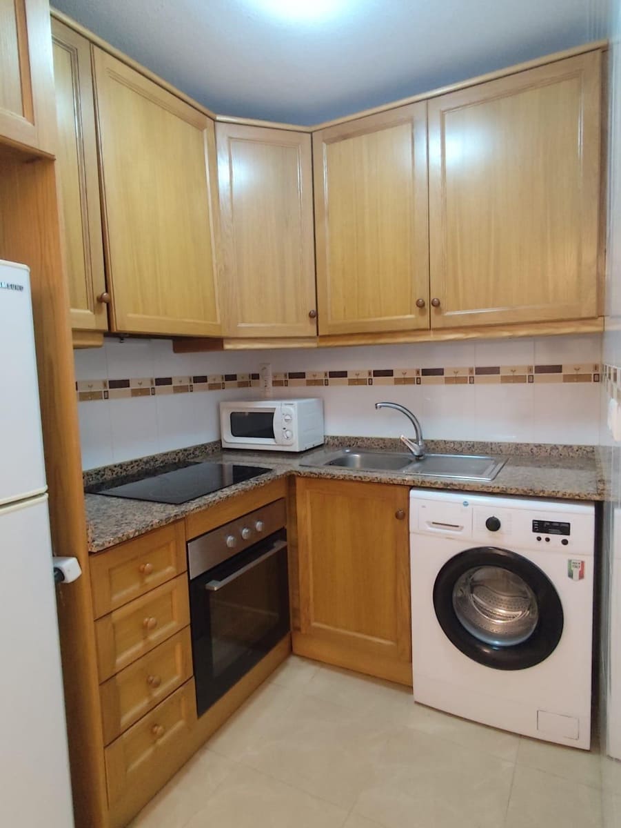 2 bedroom Apartment for rent in Torrevieja with pool - € 900 (Ref: 9450677)