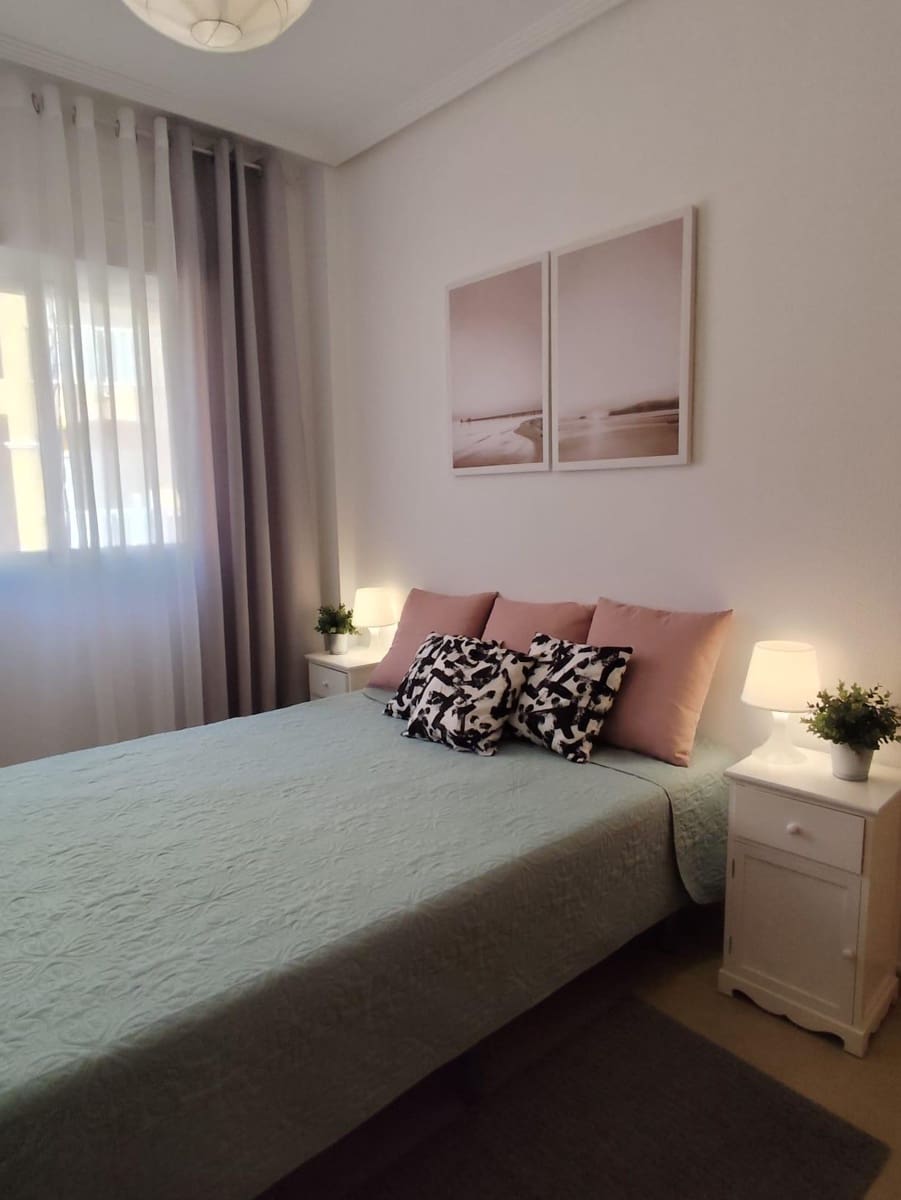 2 bedroom Apartment for rent in Torrevieja with pool - € 900 (Ref: 9450677)