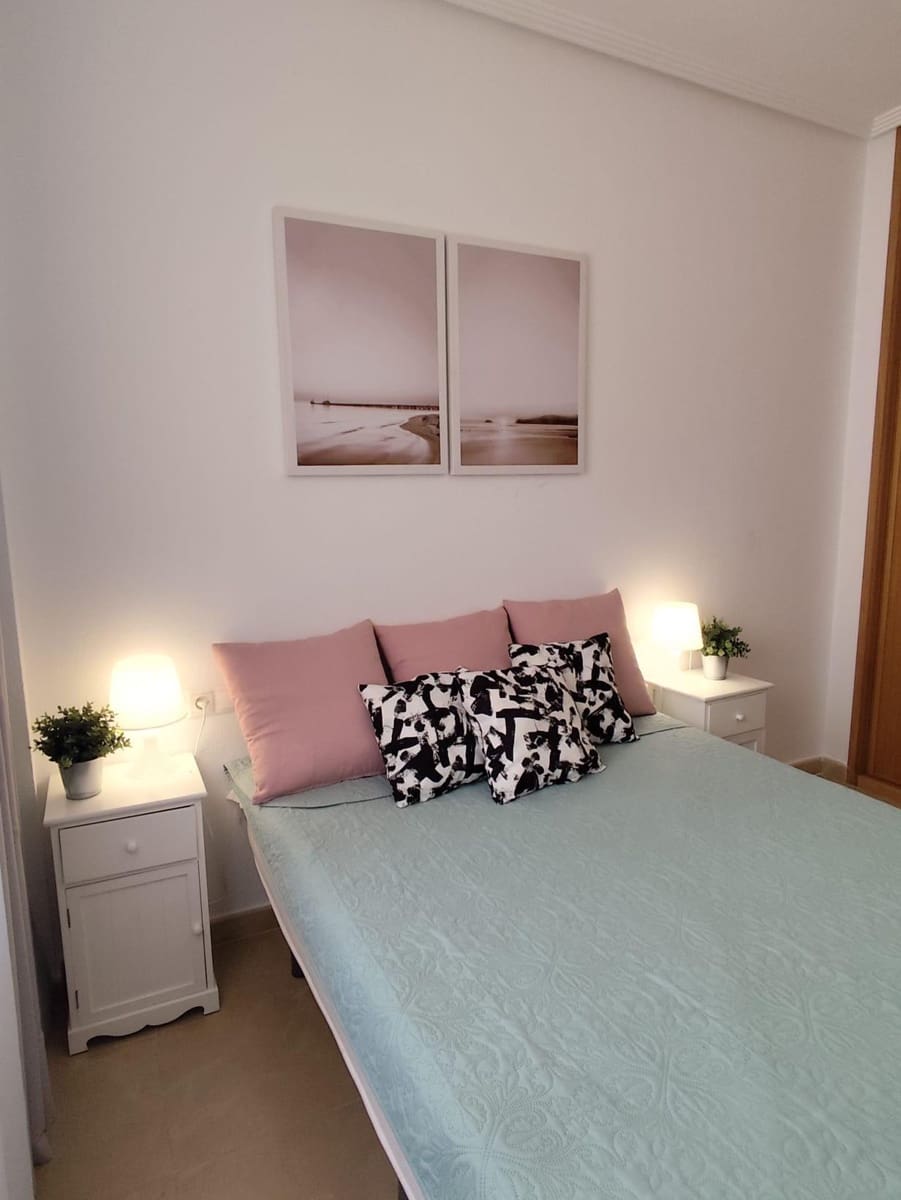 2 bedroom Apartment for rent in Torrevieja with pool - € 900 (Ref: 9450677)