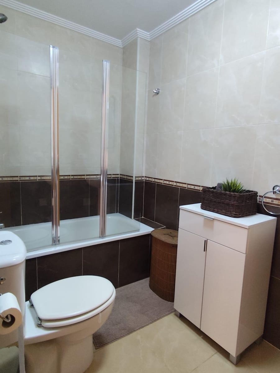 2 bedroom Apartment for rent in Torrevieja with pool - € 900 (Ref: 9450677)