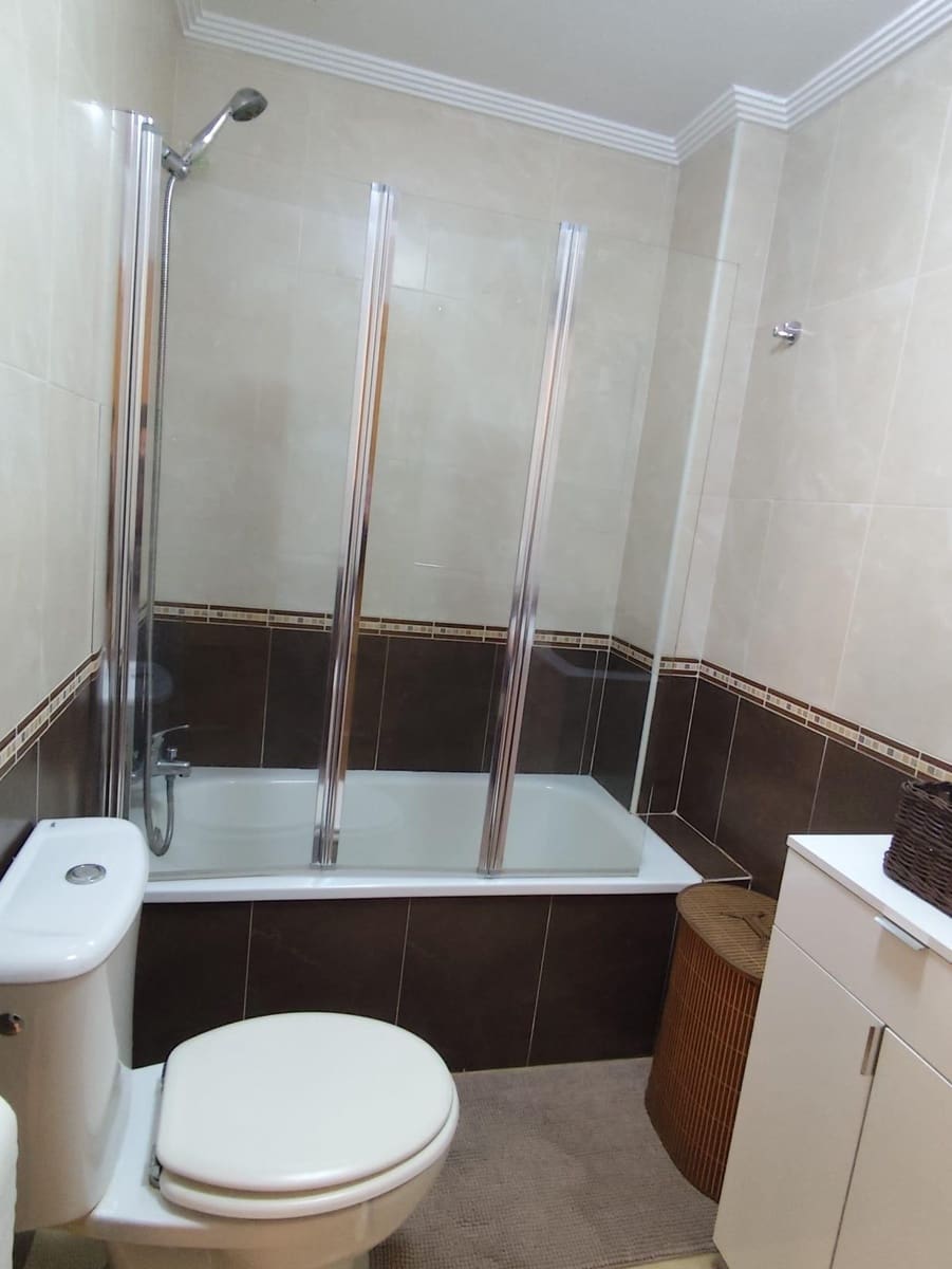 2 bedroom Apartment for rent in Torrevieja with pool - € 900 (Ref: 9450677)