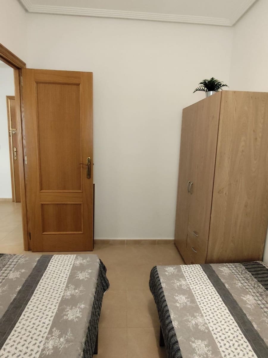 2 bedroom Apartment for rent in Torrevieja with pool - € 900 (Ref: 9450677)