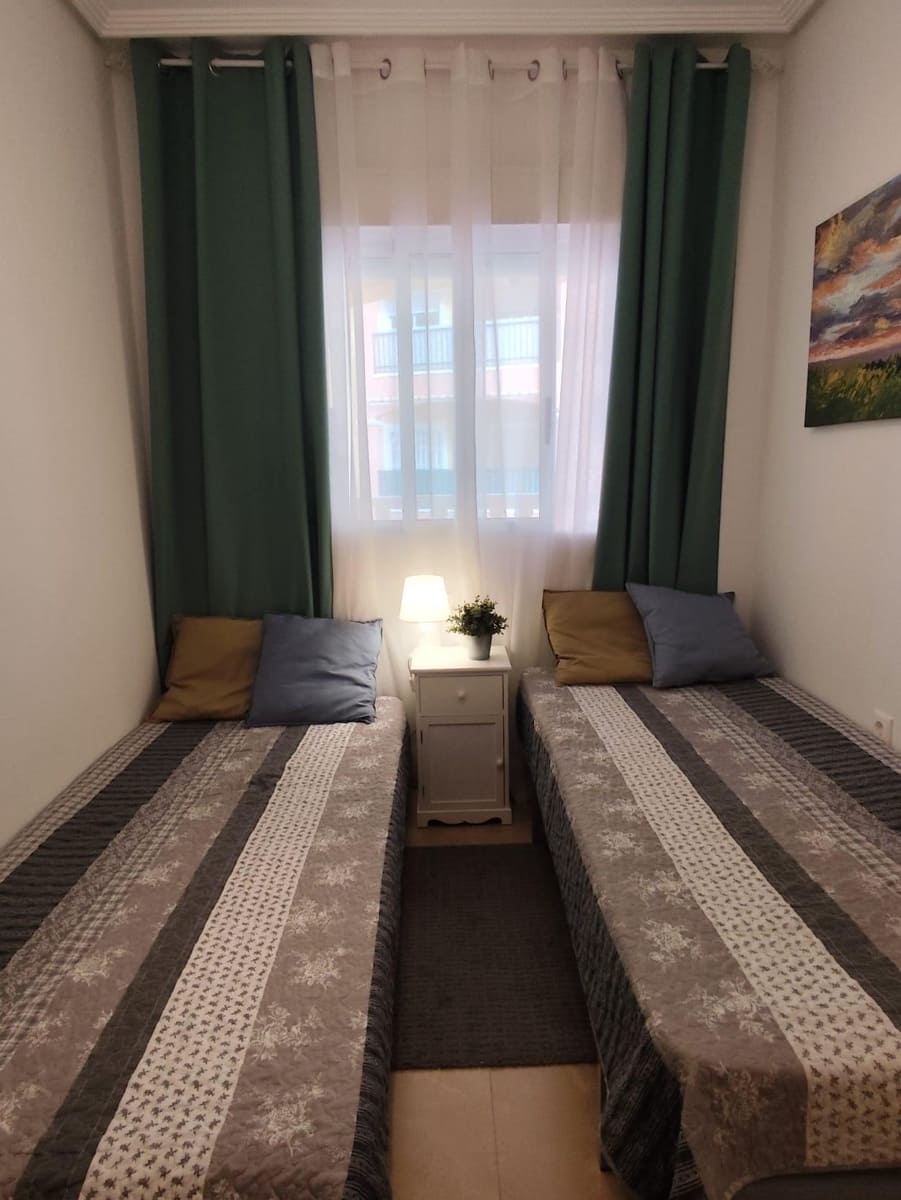 2 bedroom Apartment for rent in Torrevieja with pool - € 900 (Ref: 9450677)