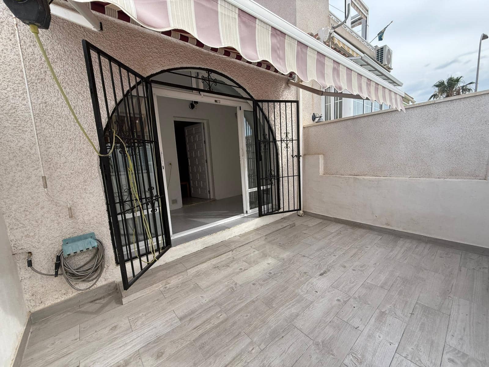 1 makuuhuone Rivitalo myytävänä paikassa Torrevieja - 94 900 € (Ref: 9518895)