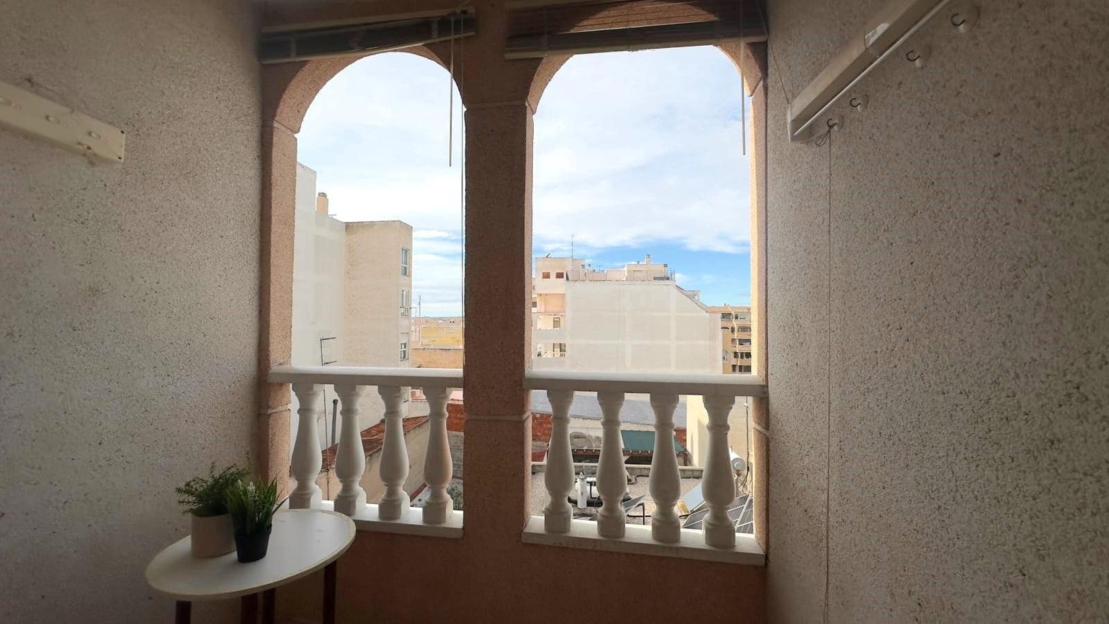 2 soveværelse Lejlighed til leje i Torrevieja - € 750 (Ref: 9524288)