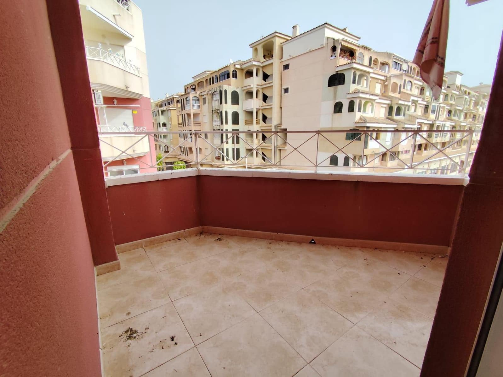 Appartement de 2 chambres à louer à Torrevieja avec piscine - 800 € (Ref: 9651962)