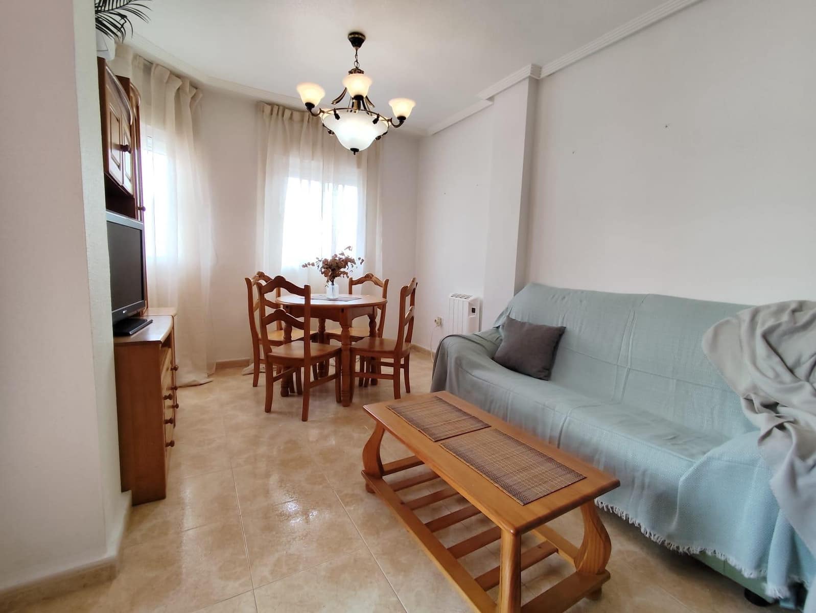 Appartement de 2 chambres à louer à Torrevieja avec piscine - 800 € (Ref: 9651962)