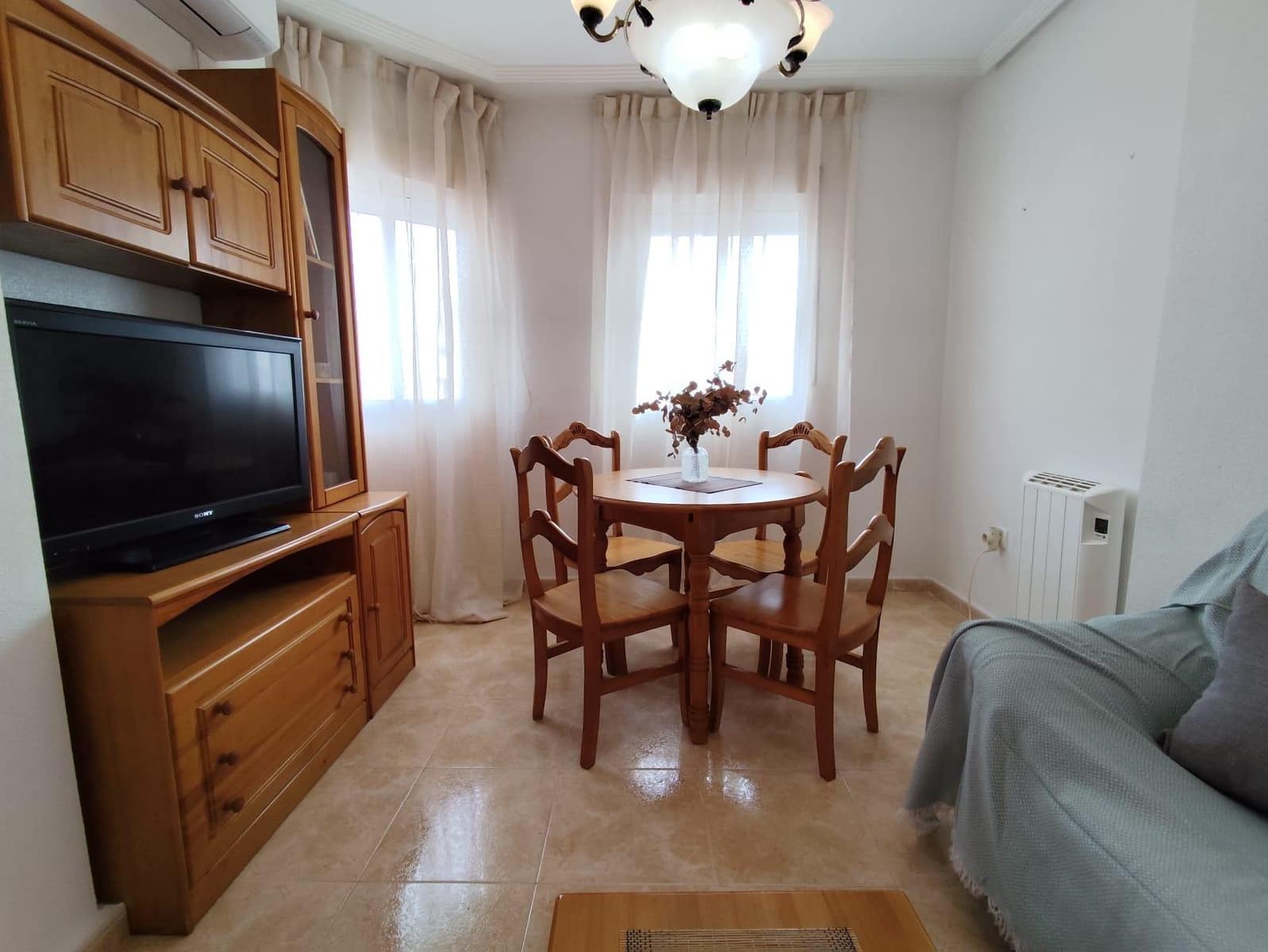 Appartement de 2 chambres à louer à Torrevieja avec piscine - 800 € (Ref: 9651962)
