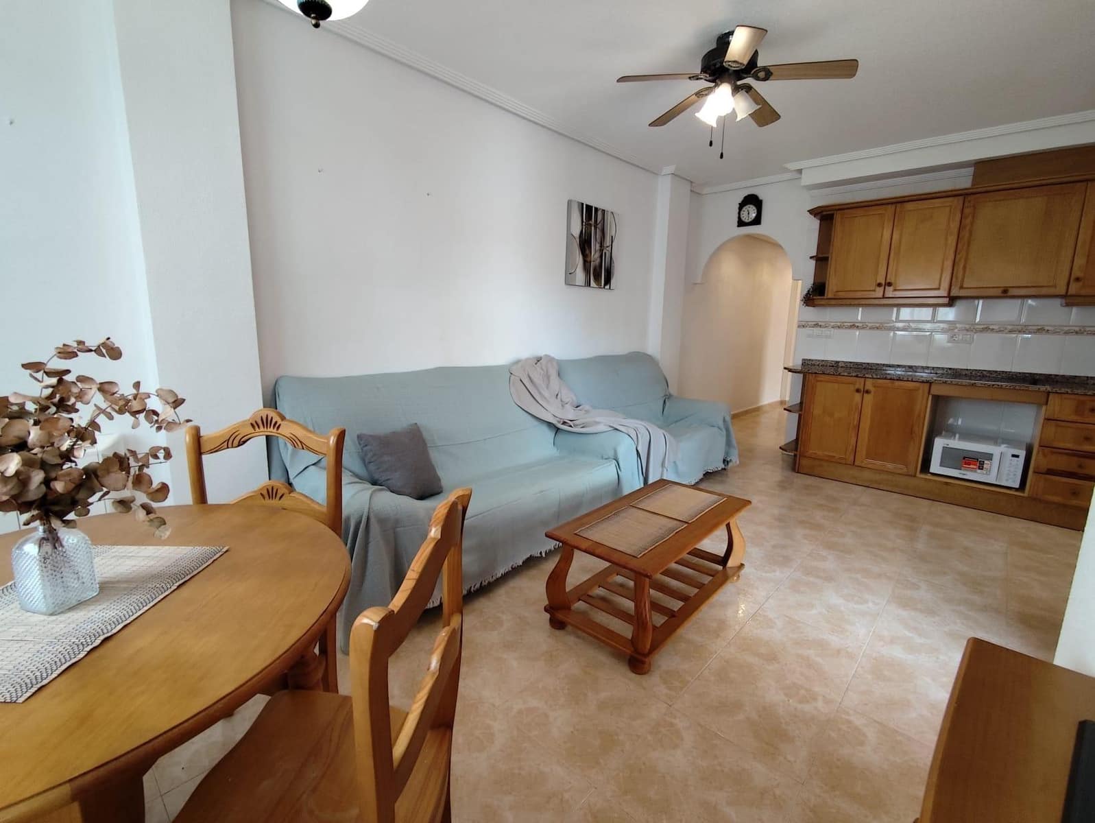 Appartement de 2 chambres à louer à Torrevieja avec piscine - 800 € (Ref: 9651962)