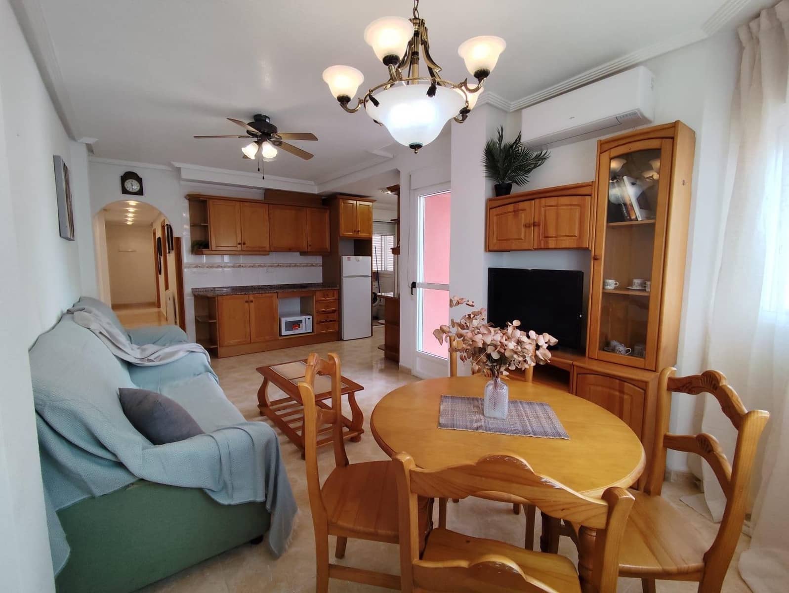 Appartement de 2 chambres à louer à Torrevieja avec piscine - 800 € (Ref: 9651962)