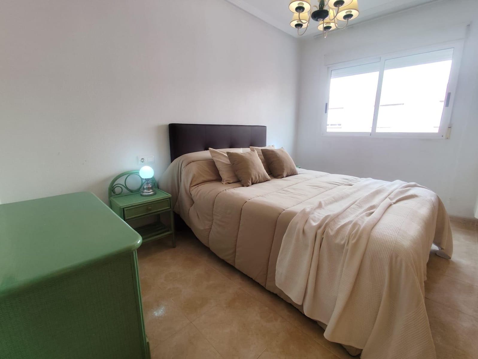 Appartement de 2 chambres à louer à Torrevieja avec piscine - 800 € (Ref: 9651962)