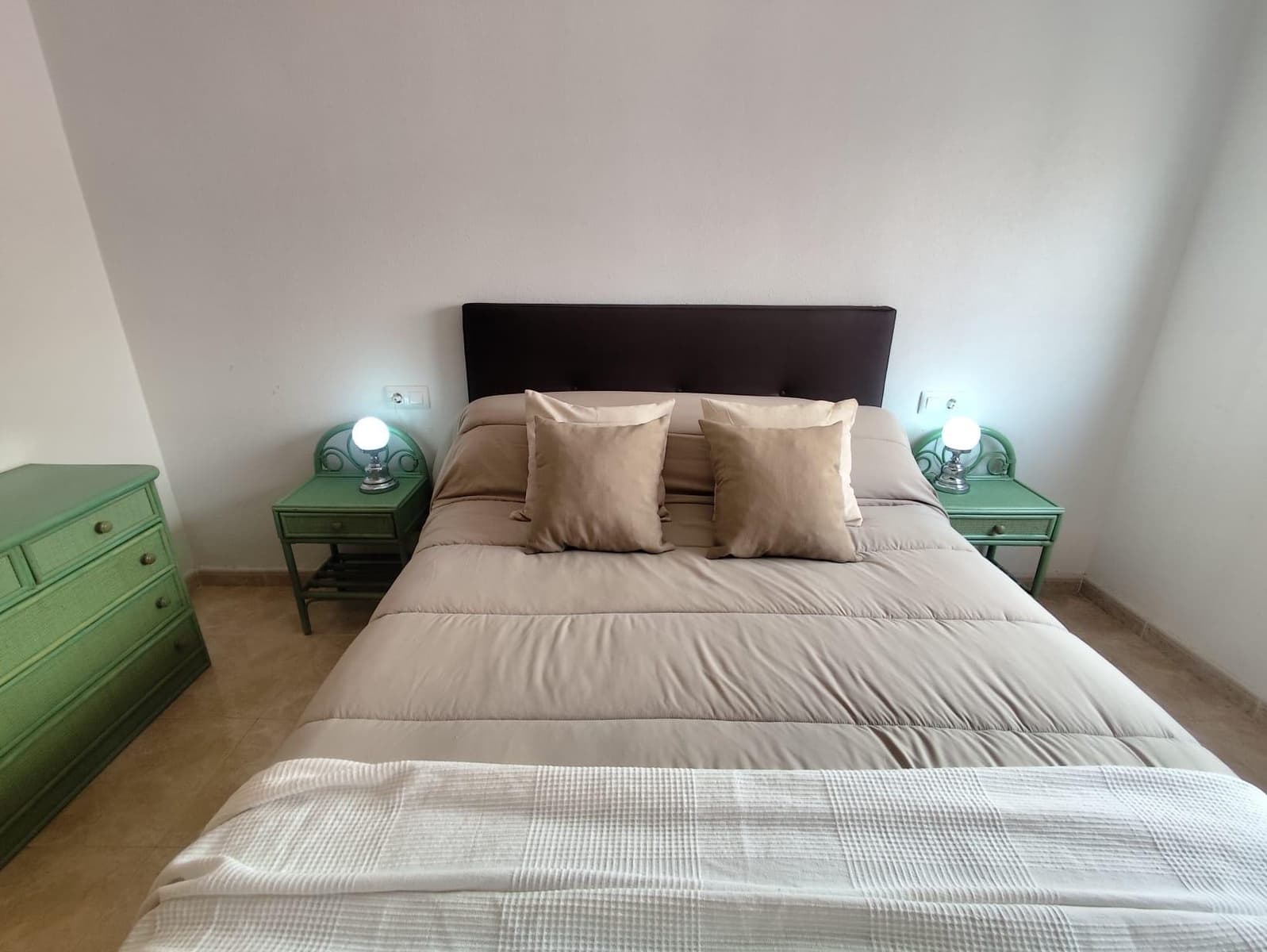 Appartement de 2 chambres à louer à Torrevieja avec piscine - 800 € (Ref: 9651962)