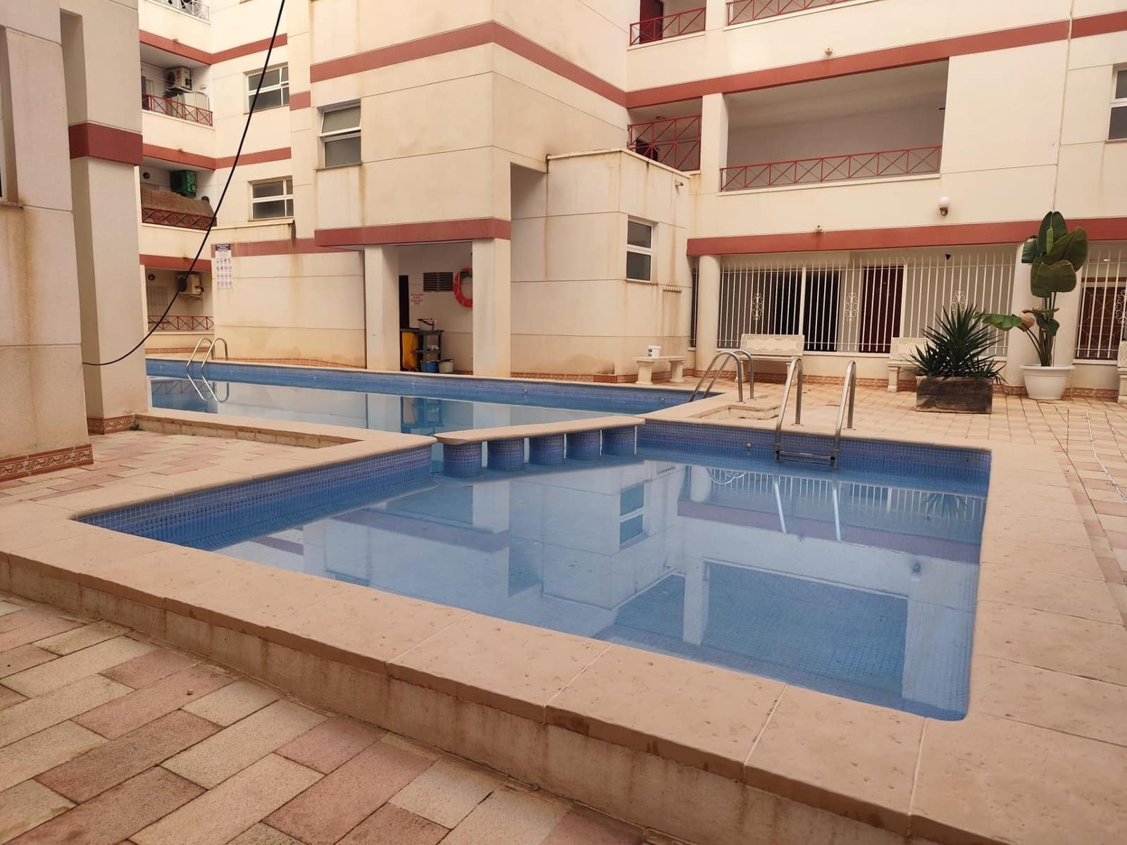Appartement de 2 chambres à louer à Torrevieja avec piscine - 800 € (Ref: 9651962)