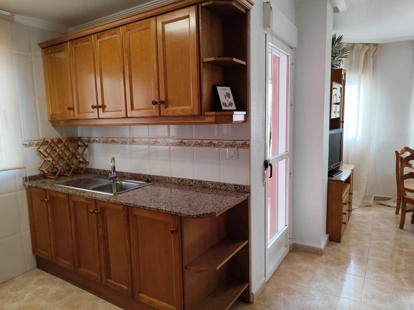 Appartement de 2 chambres à louer à Torrevieja avec piscine - 800 € (Ref: 9651962)