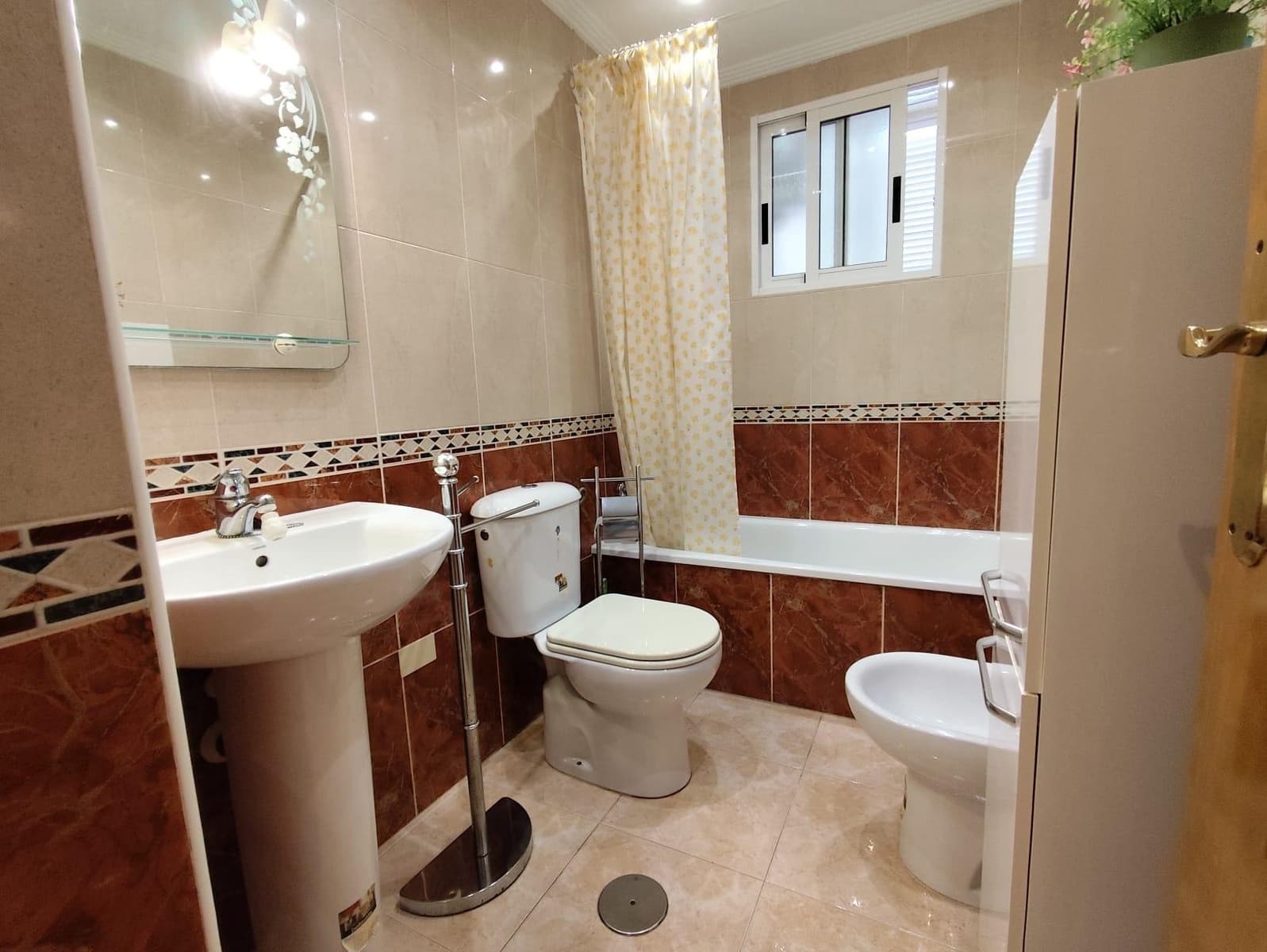 Appartement de 2 chambres à louer à Torrevieja avec piscine - 800 € (Ref: 9651962)