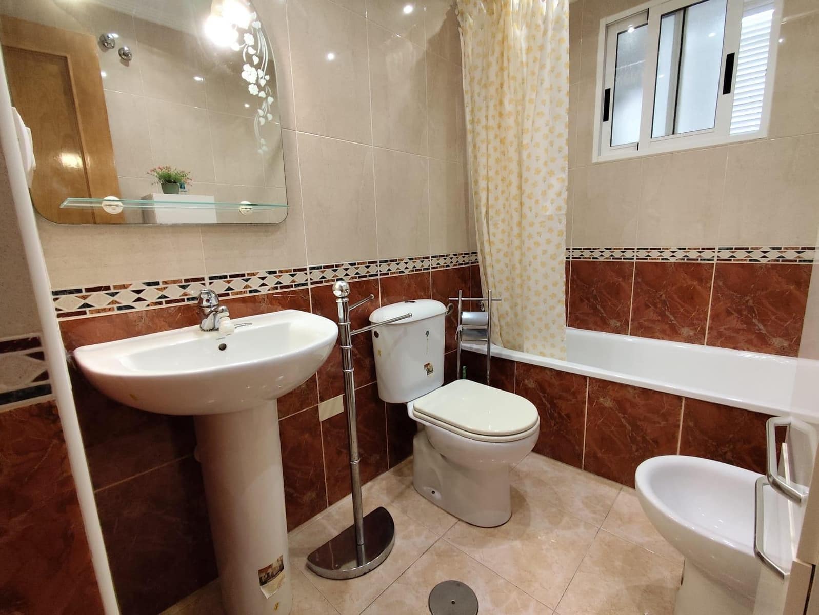 Appartement de 2 chambres à louer à Torrevieja avec piscine - 800 € (Ref: 9651962)