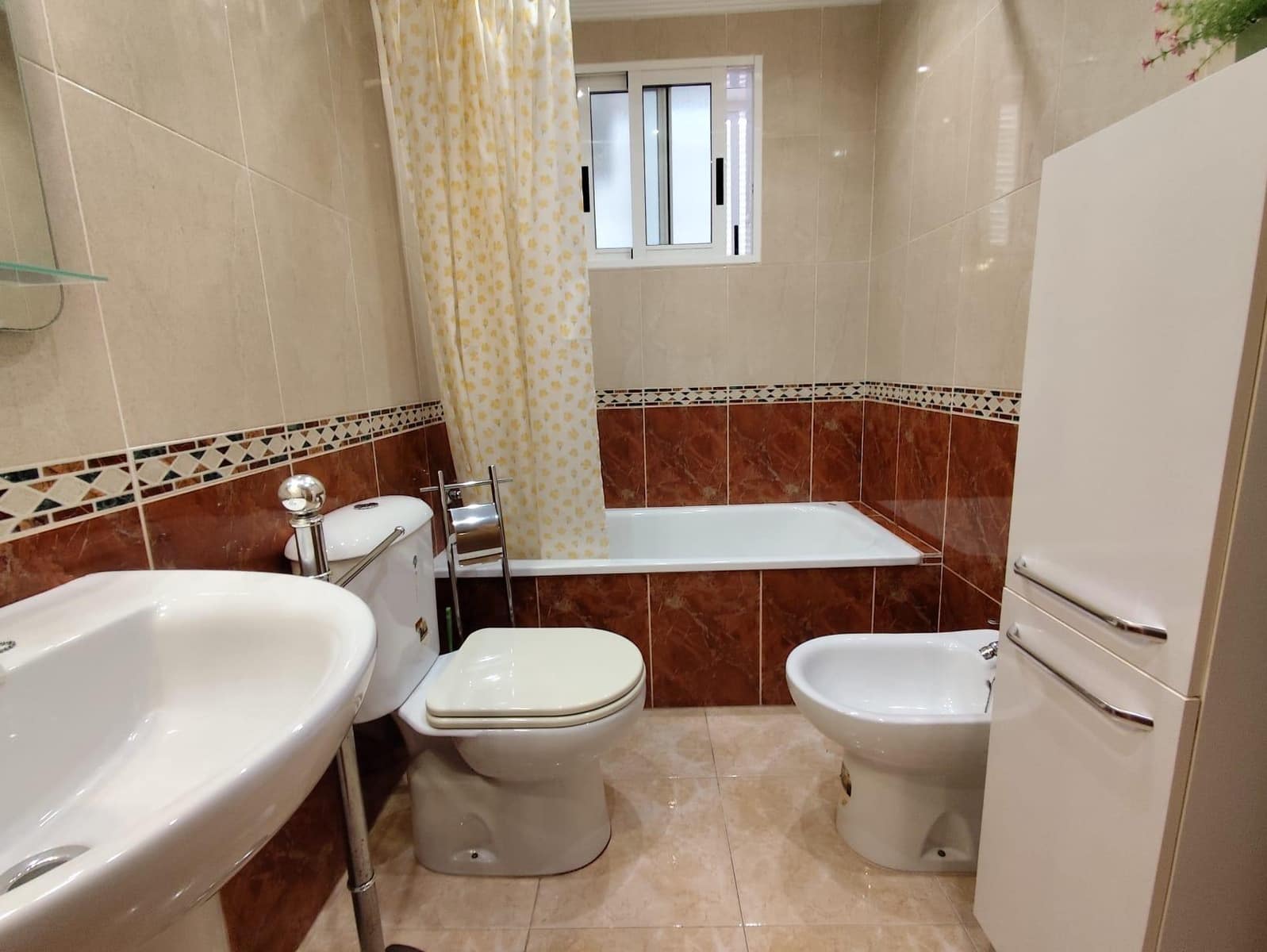 Appartement de 2 chambres à louer à Torrevieja avec piscine - 800 € (Ref: 9651962)