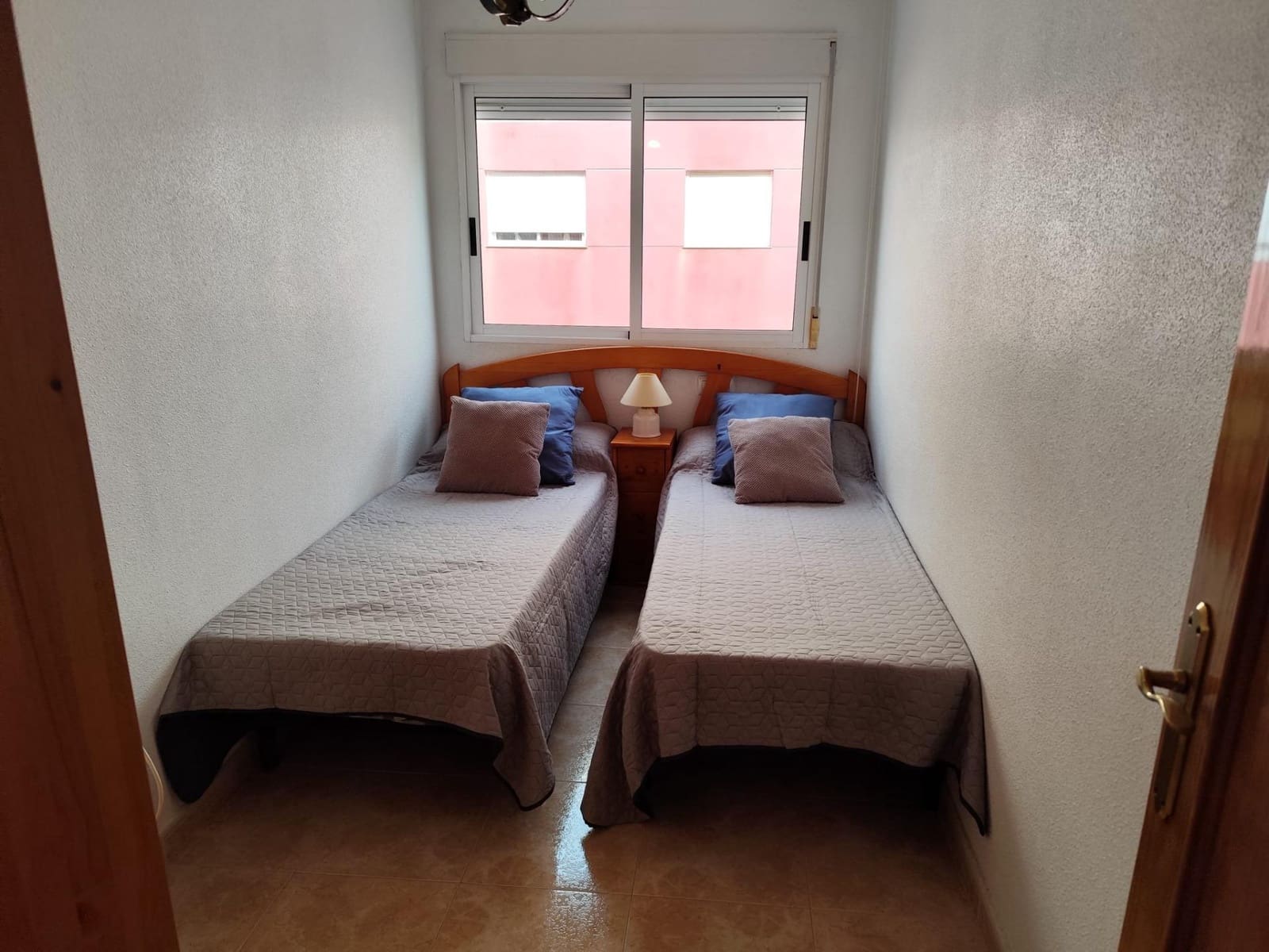 Appartement de 2 chambres à louer à Torrevieja avec piscine - 800 € (Ref: 9651962)