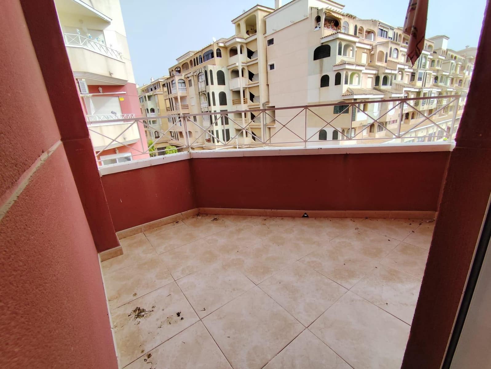 Appartement de 2 chambres à louer à Torrevieja avec piscine - 800 € (Ref: 9651962)