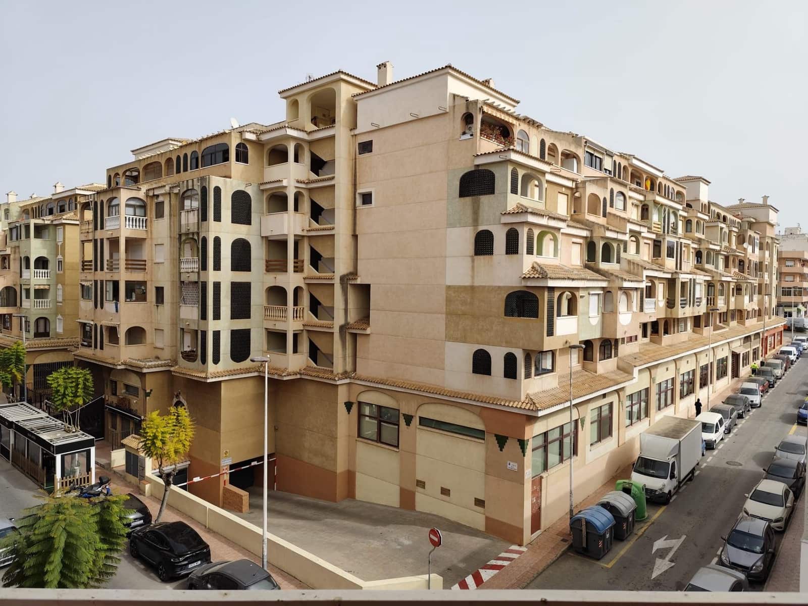 Appartement de 2 chambres à louer à Torrevieja avec piscine - 800 € (Ref: 9651962)