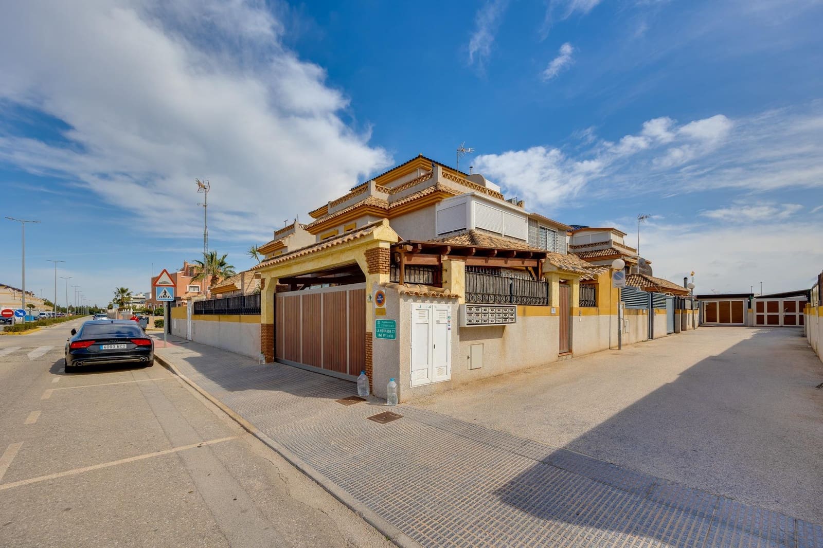 3 bedroom Villa for sale in Los Montesinos with pool - € 349,500 (Ref: 9666479)