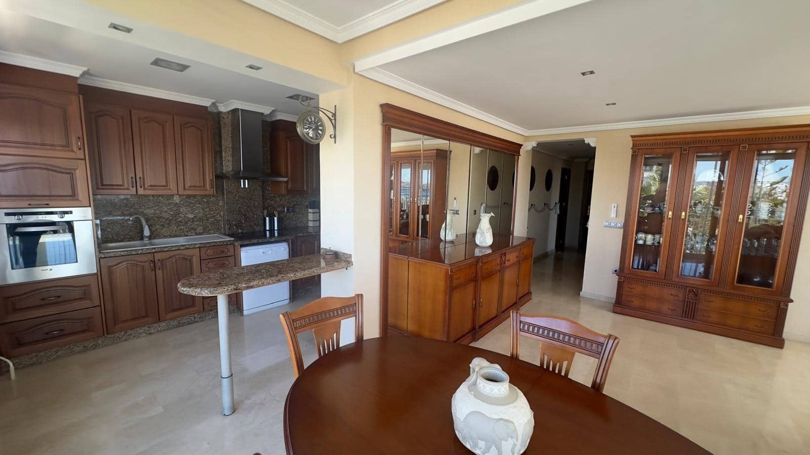 5 quarto Apartamento para arrendar em Torrevieja - 1 500 € (Ref: 9690594)