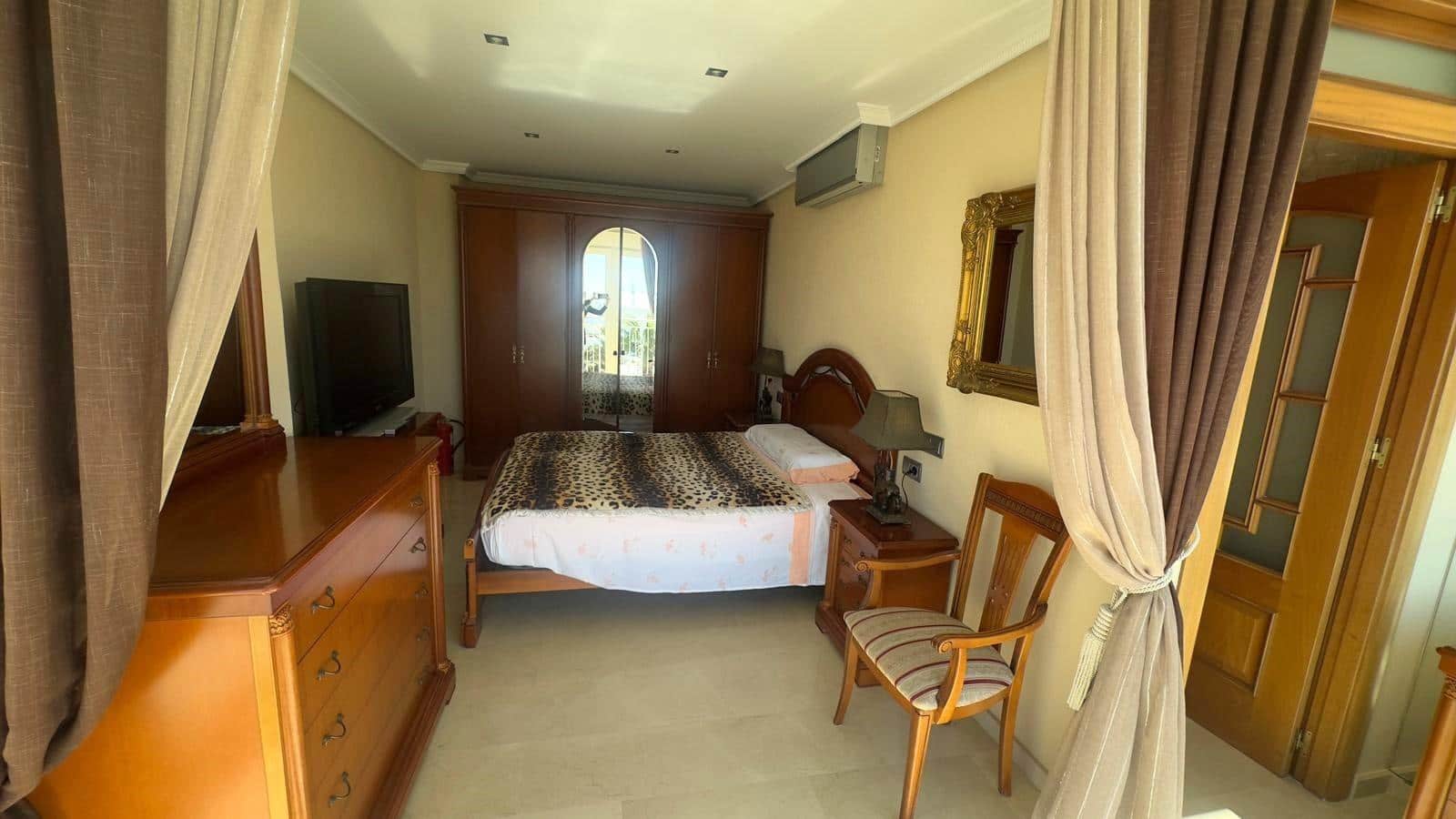 5 quarto Apartamento para arrendar em Torrevieja - 1 500 € (Ref: 9690594)