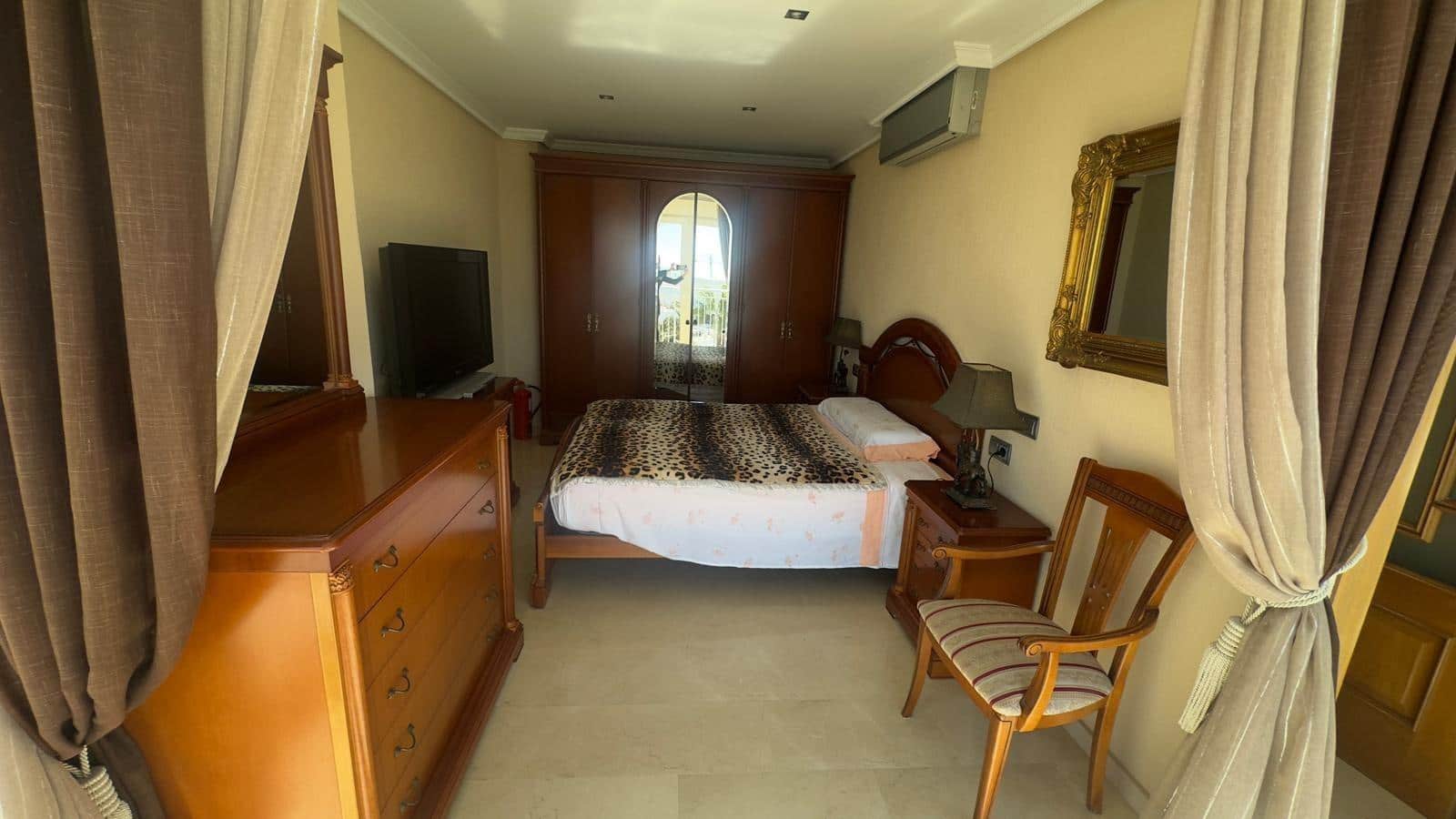 5 quarto Apartamento para arrendar em Torrevieja - 1 500 € (Ref: 9690594)