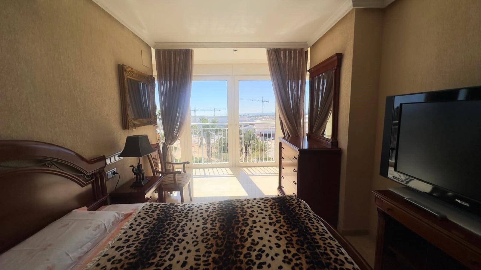 5 quarto Apartamento para arrendar em Torrevieja - 1 500 € (Ref: 9690594)