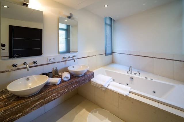 5 slaapkamer Rijtjeshuis te koop in Sierra Blanca, Marbella met zwembad garage - € 2.800.000 (Ref: 6571834)