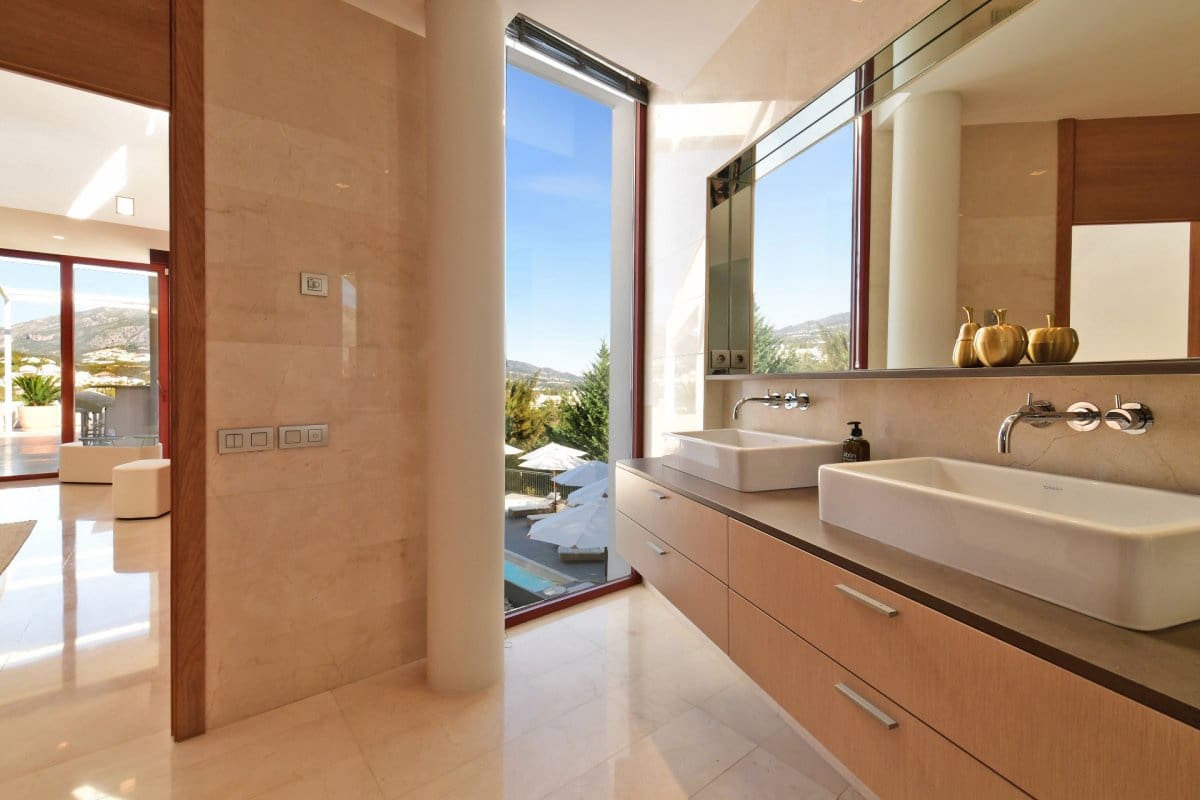 7 bedroom Villa for sale in Nueva Andalucia with garage - € 4,400,000 (Ref: 6571835)