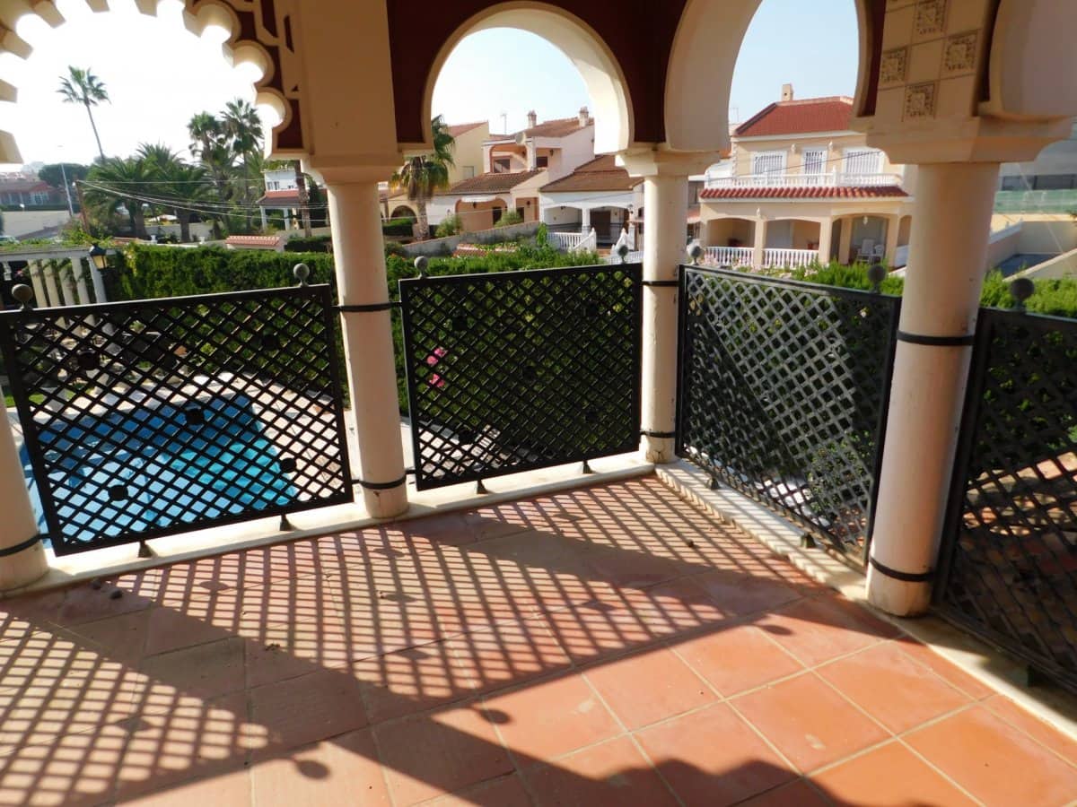 6 soveværelse Villa til salg i Torrevieja med swimmingpool - € 1.498.000 (Ref: 6571947)