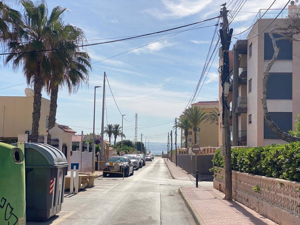 1 quarto Apartamento para arrendar em Punta Prima com piscina garagem - 650 € (Ref: 7546810)