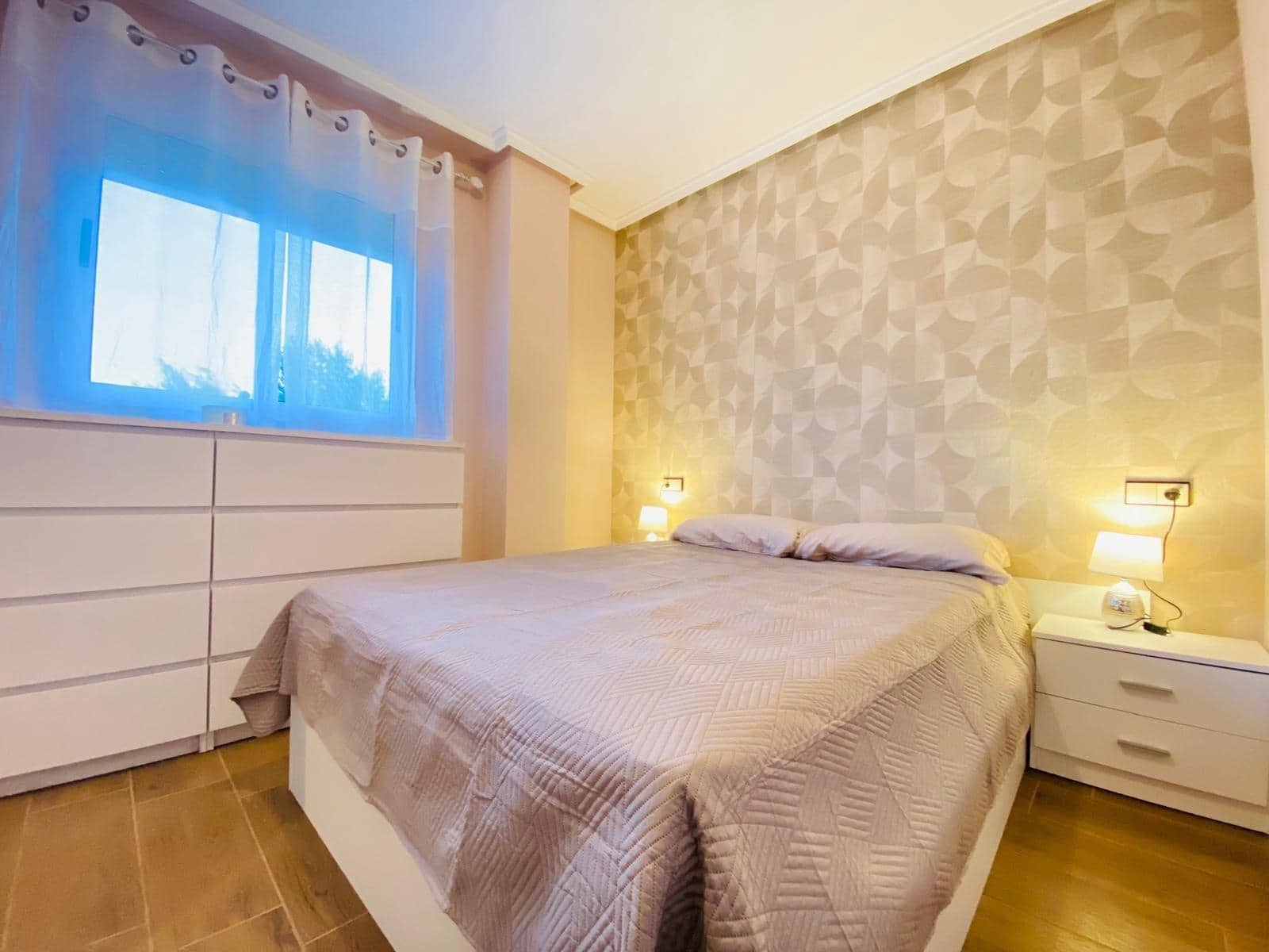 1 quarto Apartamento para arrendar em Punta Prima com piscina garagem - 650 € (Ref: 7546810)