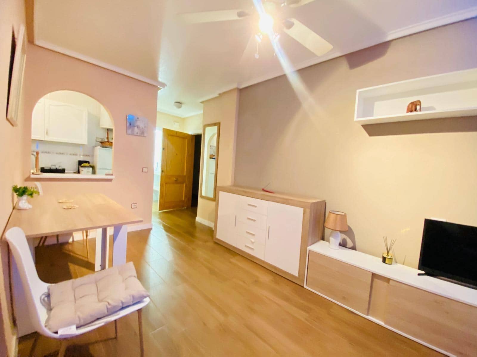 1 quarto Apartamento para arrendar em Punta Prima com piscina garagem - 650 € (Ref: 7546810)