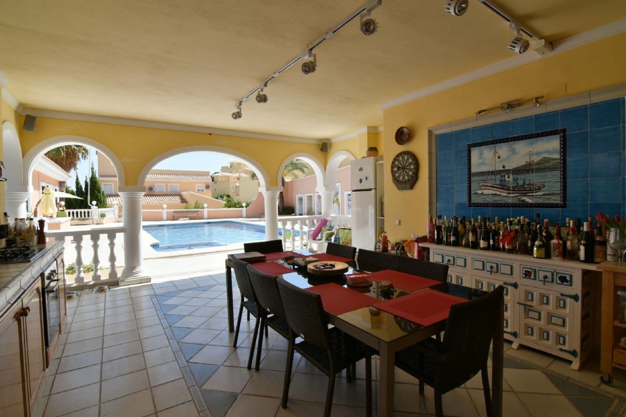 Chalet de 5 habitaciones en Calpe / Calp en venta con piscina garaje - 895.000 € (Ref: 3545182)