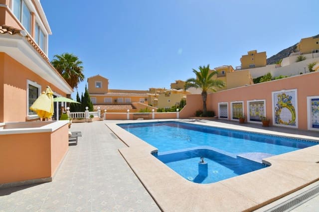 Chalet de 5 habitaciones en Maryvilla, Calpe / Calp en venta con piscina garaje - 895.000 € (Ref: 3545182)