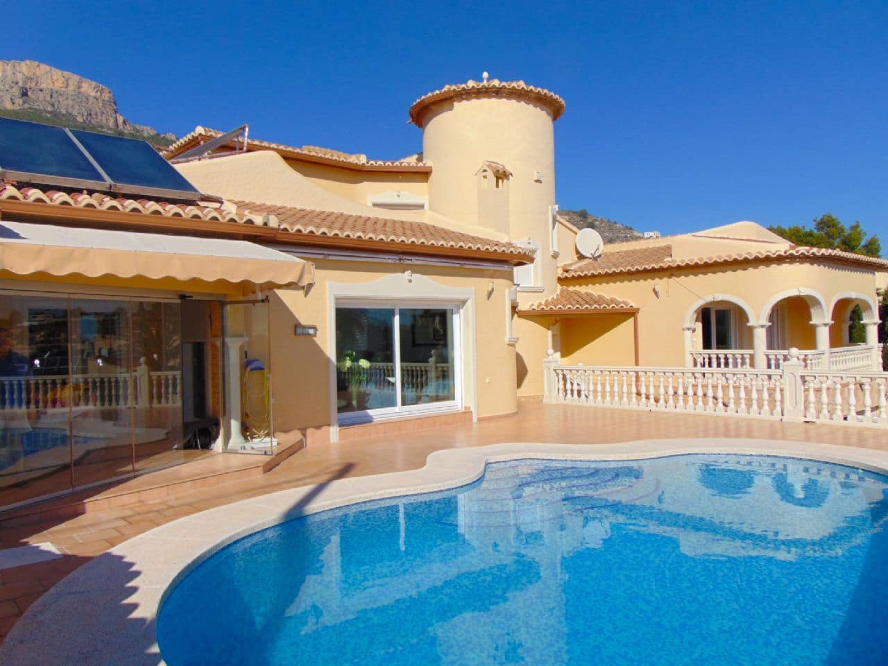5 soveværelse Villa til salg i Calpe / Calp med swimmingpool garage - € 749.000 (Ref: 3545183)