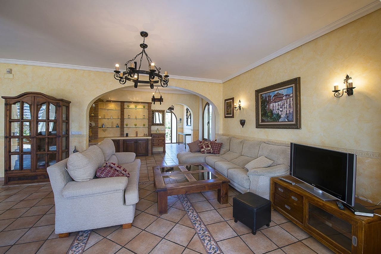 5 bedroom Villa for sale in Calpe / Calp with pool garage - € 790,000 (Ref: 3545207)