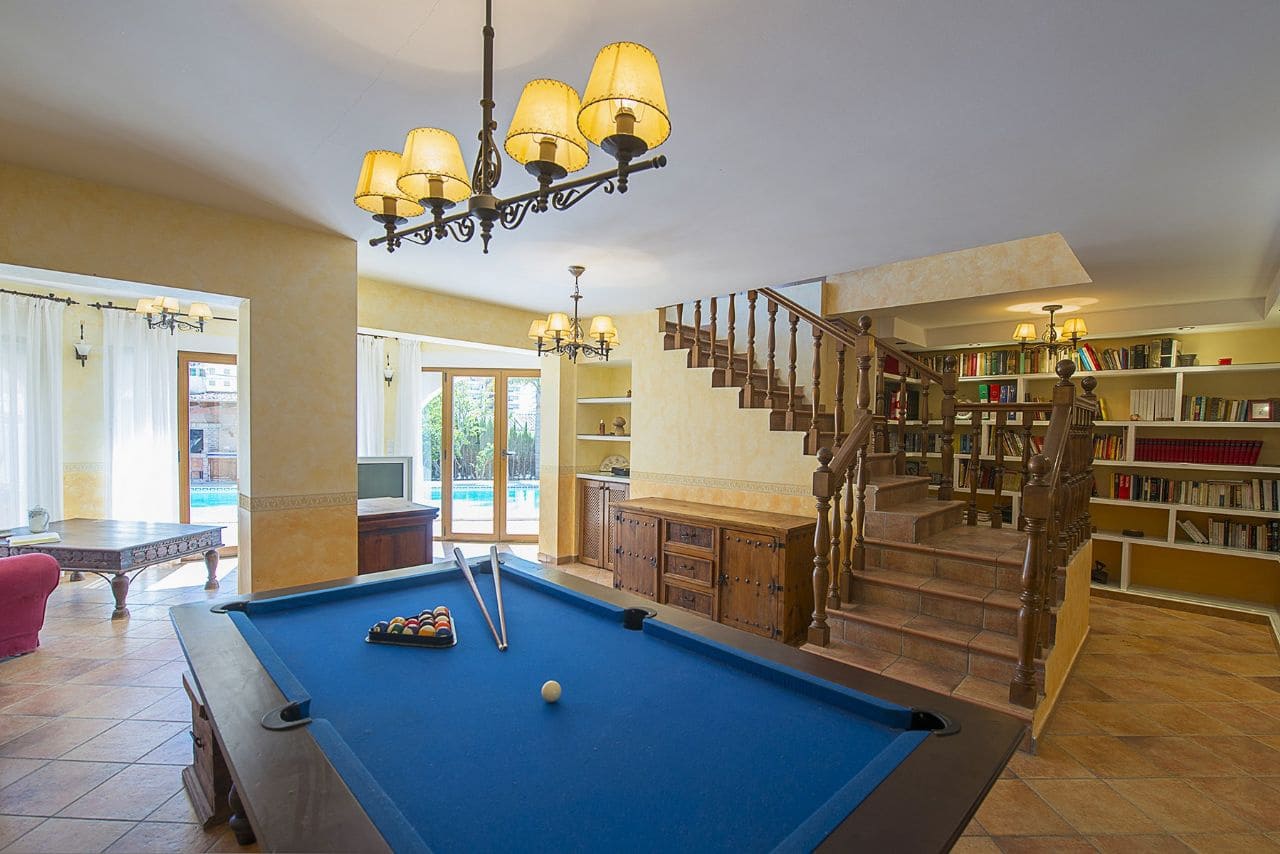 5 bedroom Villa for sale in Calpe / Calp with pool garage - € 790,000 (Ref: 3545207)