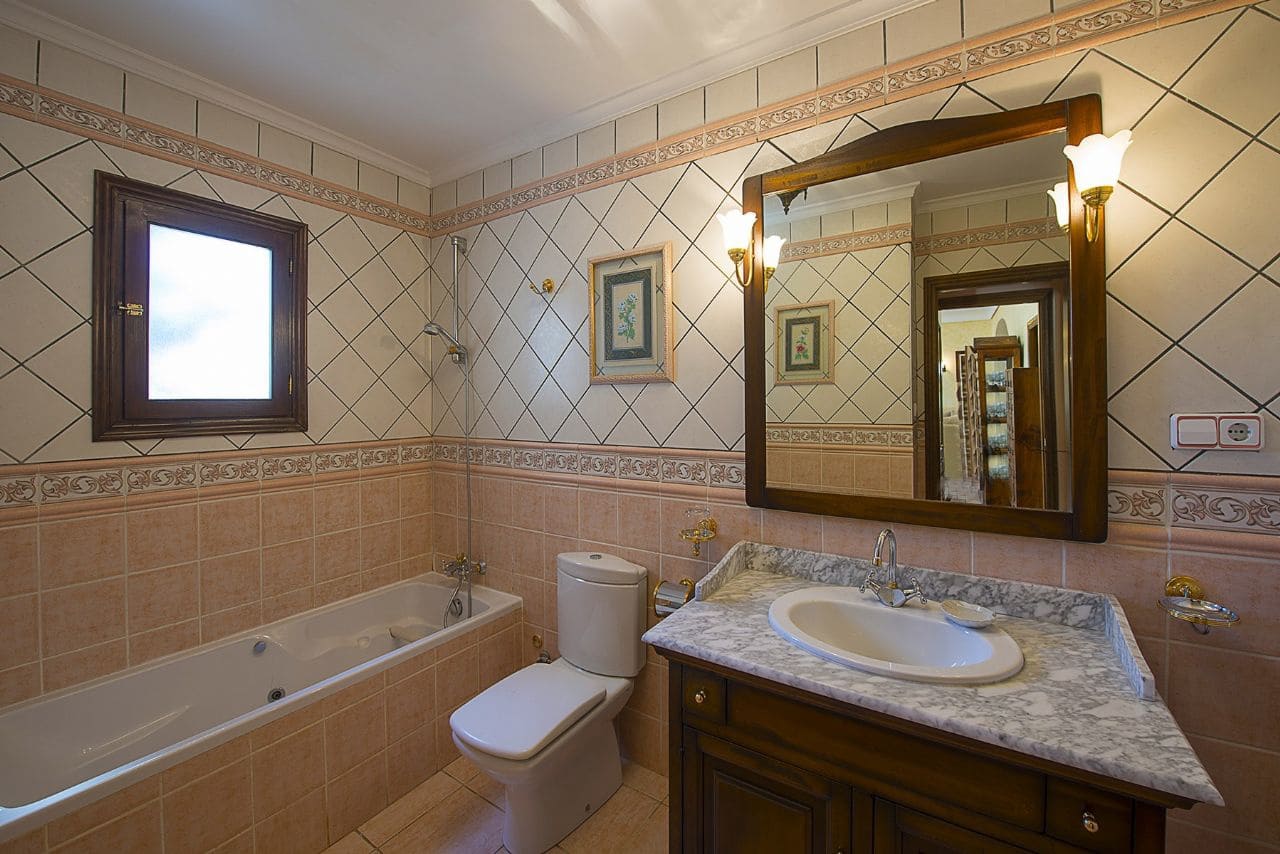 5 bedroom Villa for sale in Calpe / Calp with pool garage - € 790,000 (Ref: 3545207)