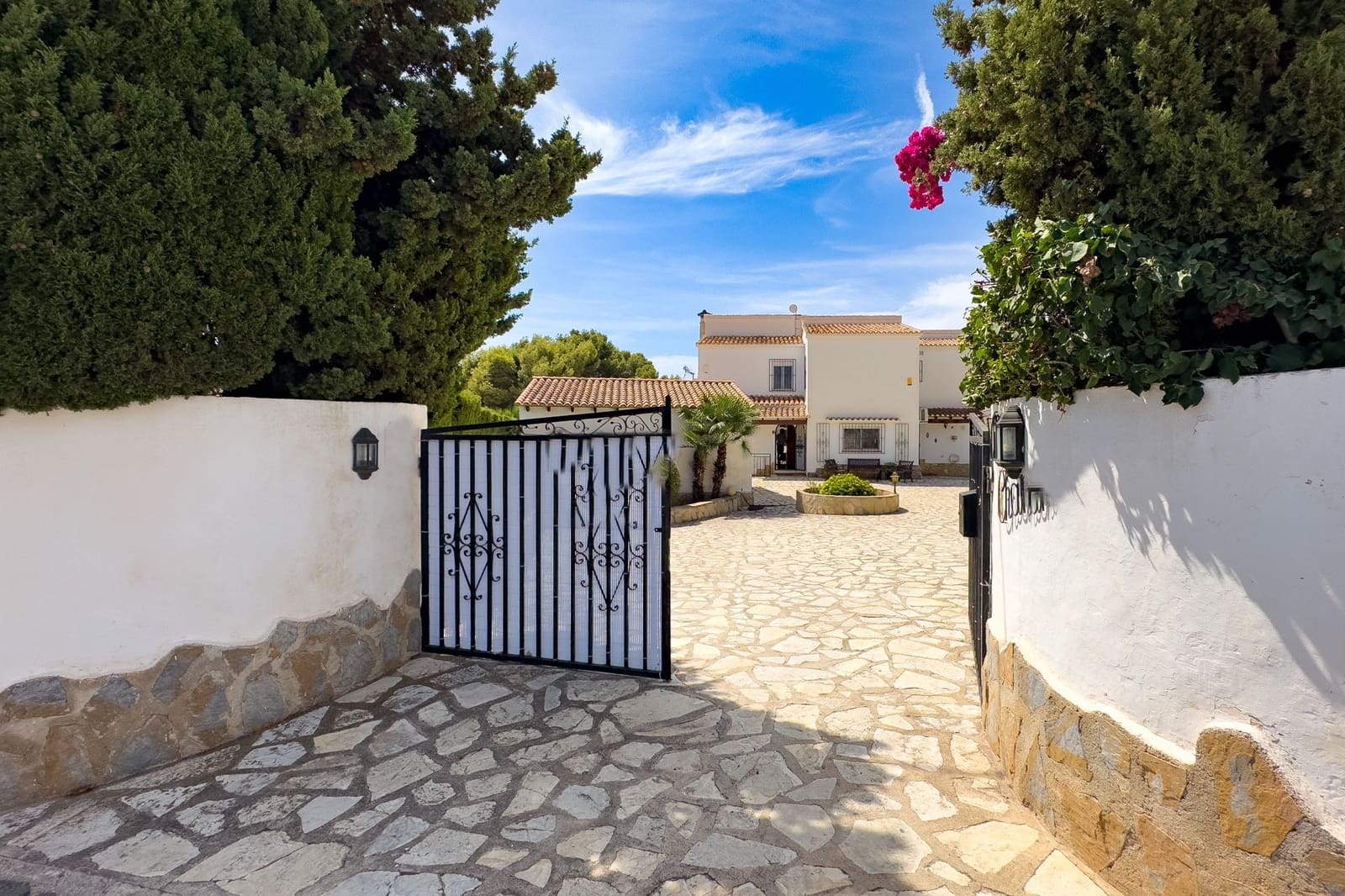 4 bedroom Villa for sale in Calpe / Calp with pool garage - € 649,000 (Ref: 8119157)