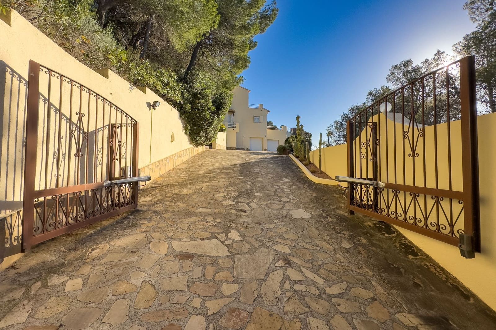 3 bedroom Villa for sale in Calpe / Calp with pool garage - € 890,000 (Ref: 8783499)