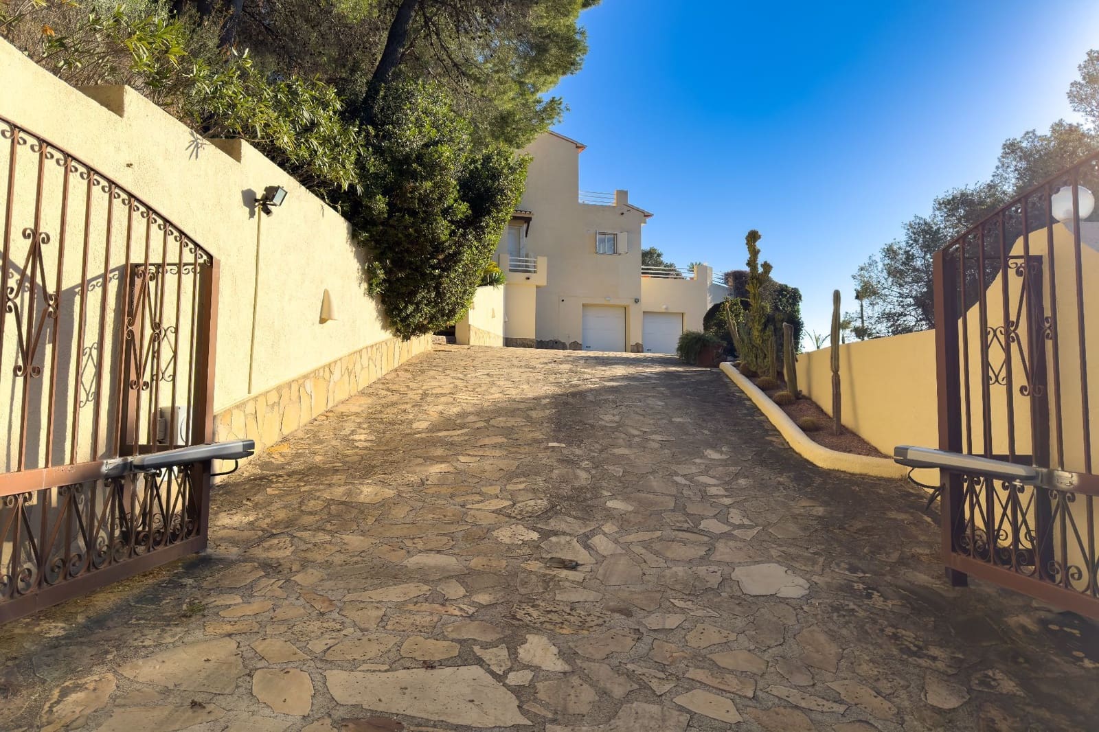 3 bedroom Villa for sale in Calpe / Calp with pool garage - € 890,000 (Ref: 8783499)