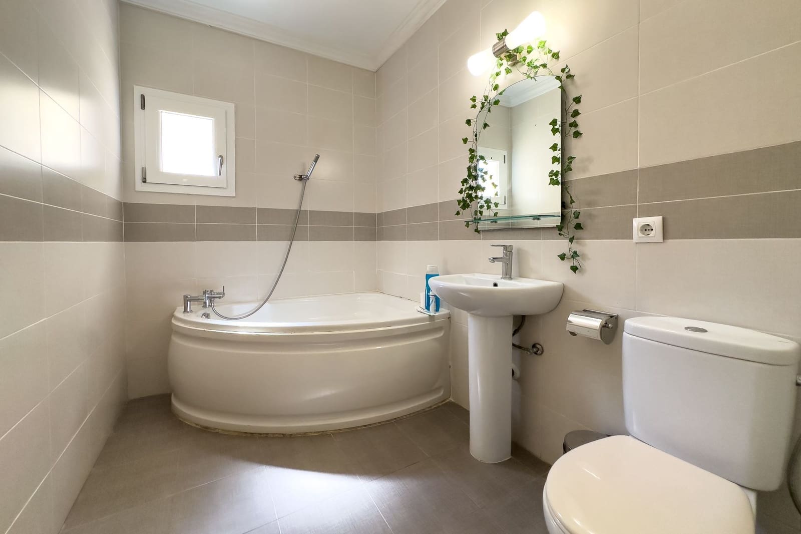 6 makuuhuone Huvila myytävänä paikassa Calpe / Calp mukana uima-altaan 
autotalli - 999 000 € (Ref: 9008449)