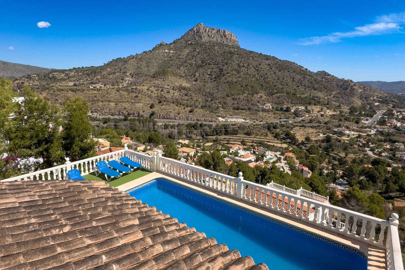 6 makuuhuone Huvila myytävänä paikassa Calpe / Calp mukana uima-altaan 
autotalli - 999 000 € (Ref: 9008449)