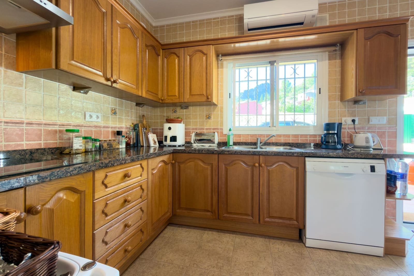 3 bedroom Villa for sale in Sagra with pool garage - € 400,000 (Ref: 9470890)