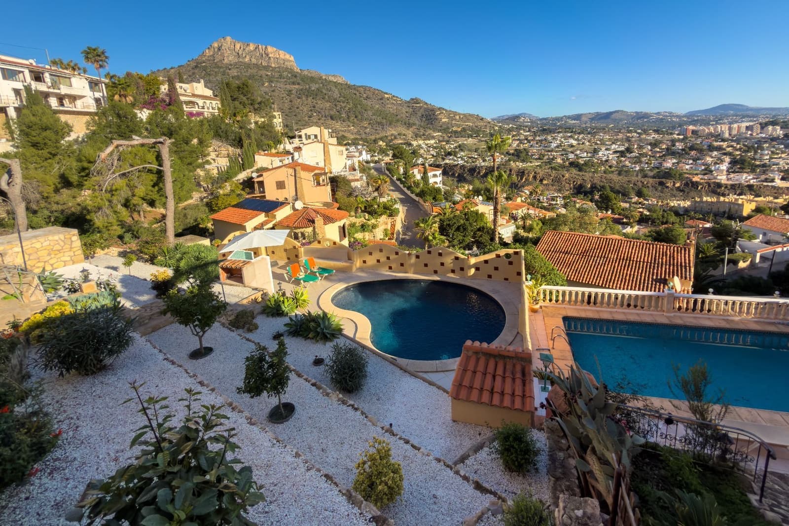 4 makuuhuone Huvila myytävänä paikassa Calpe / Calp mukana uima-altaan 
autotalli - 675 000 € (Ref: 9614703)